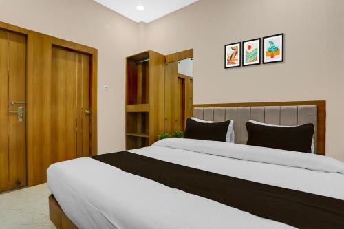 Giường trong phòng chung tại Hotel O Dashashwamedh Ghat Varanasi