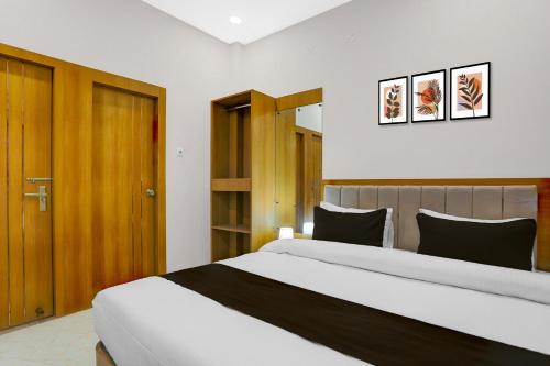 Giường trong phòng chung tại Hotel O Dashashwamedh Ghat Varanasi