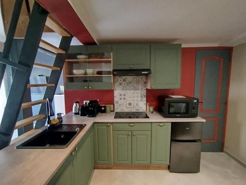 Η κουζίνα ή μικρή κουζίνα στο Chez MariLou