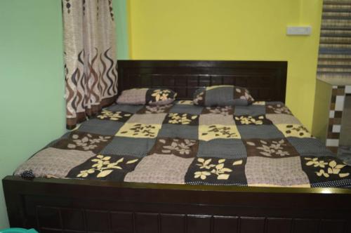 Ένα ή περισσότερα κρεβάτια σε δωμάτιο στο Srimaan Homestay