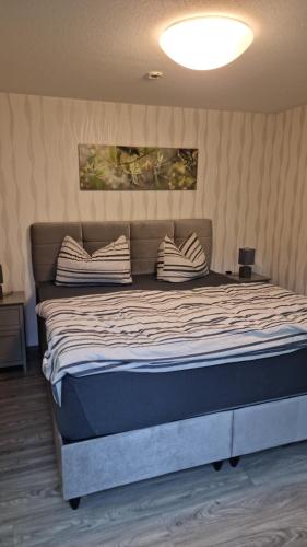 Una cama o camas en una habitación de Ferienhaus an der Thyragrotte