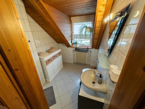 a small bathroom with a sink and a toilet at Ferienwohnung zum Kirchturmblick in Dettelbach