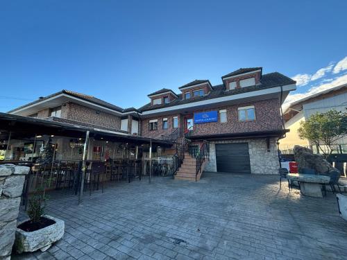 un gran edificio con un patio enfrente en Hospedaje Galizano, en Galizano
