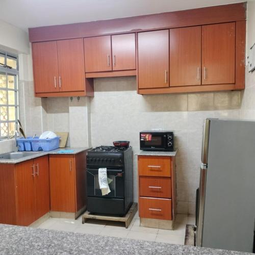 Кухня или мини-кухня в Greatwall Apartments, Cozy 3-Bedroom, Syokimau
