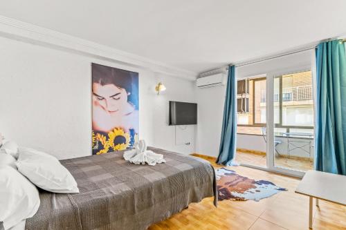 Un dormitorio con un cuadro grande en la pared. en Unique Apartahotel 3-3, en Torrevieja
