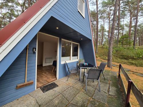 una casa blu con un tavolo e sedie su un patio di Finn-Nemo a Zinnowitz