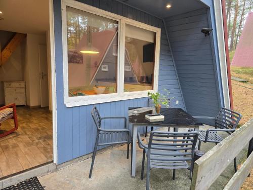 un tavolo e sedie sul portico di una casa di Finn-Lilly a Zinnowitz