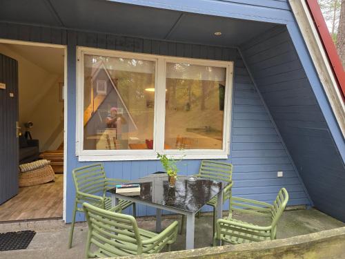 un tavolo e sedie sul portico posteriore di una casa di Finn-Ole a Zinnowitz