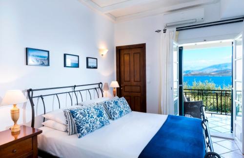 En eller flere senge i et værelse på Villa Nafsika