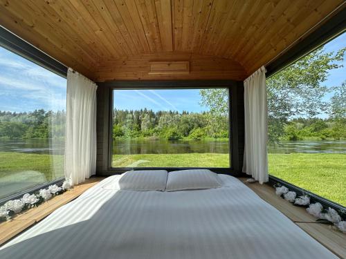 Postel nebo postele na pokoji v ubytování Citi Krasti Eco Spa Residence