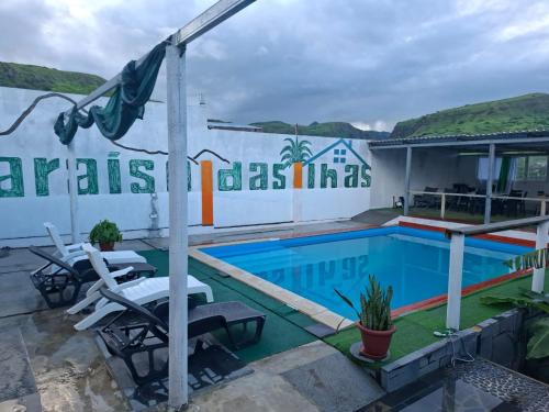 Paraiso das ilhas في Ribeirão Chiqueiro: فيلا بمسبح في منتجع