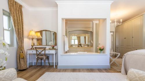W-Collection Franschhoek L'Ermitage Villas — Bedroom