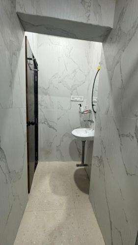 Koupelna v ubytování Modern, Spacious & One of the Best in Town