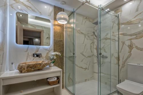 Ванная комната в Psarou Beach House