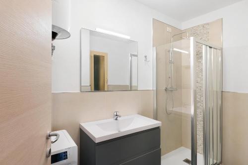 ein Badezimmer mit Waschbecken und Dusche in der Unterkunft Casa vacanze Cavalca l'Onda in Poggio