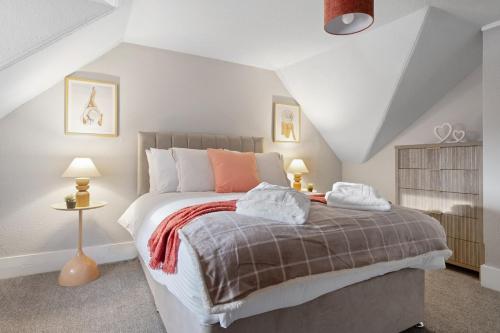 Кровать или кровати в номере Leo Apartment - 4 Bedroom Flat in Nairn