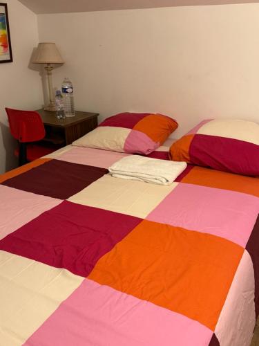 two beds sitting next to each other in a bedroom at Maison avec Jardin proche Porte Maillot in Colombes