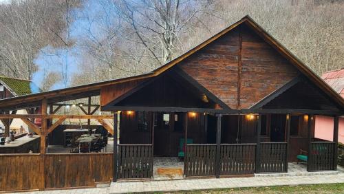 Budova, kde se chata nachází