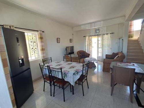 Triplex - Suite parentale في غراند غايوب: غرفة طعام مع طاولة وكراسي وغرفة معيشة