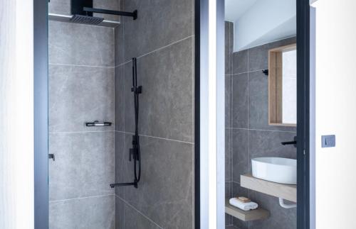 un bagno con doccia e lavandino di Torretta - Harmonia a Lygia