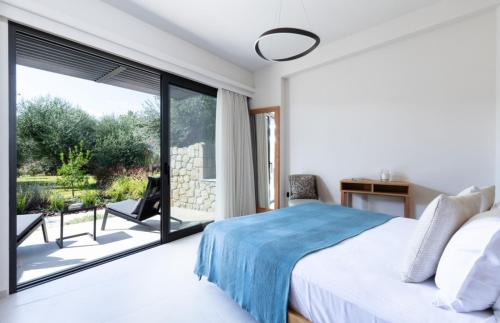 una camera da letto con un letto e una grande finestra di Torretta - Harmonia a Lygia