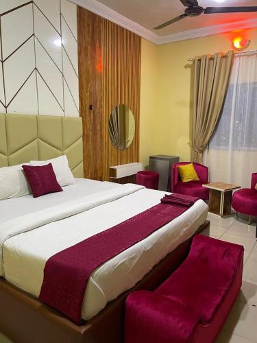 Una cama o camas en una habitación de Edmondrooms and suites hotel