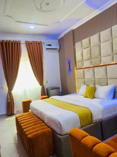 Una cama o camas en una habitación de Edmondrooms and suites hotel