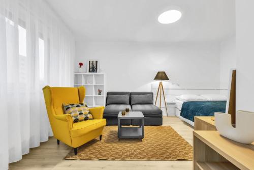 Sunny Yellow Vibes Studio - Balcony & Prime Location