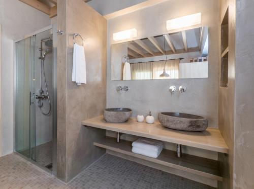 une salle de bain avec deux lavabos et une douche dans l'établissement Acqua Di Mare - Villa Bella, à Nydri