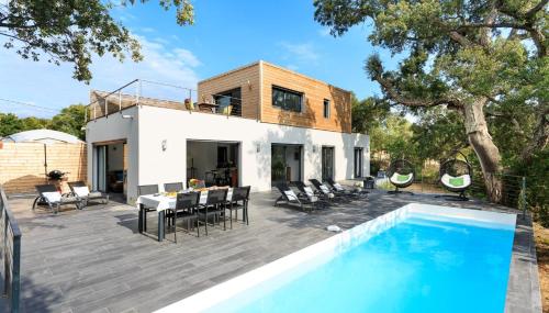 una casa con piscina di fronte a una casa di Casa Julia a Zonza
