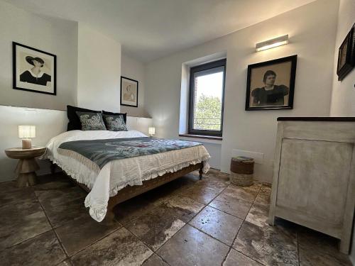 Postel nebo postele na pokoji v ubytování Luxury Villa Overlooking Val D'orcia