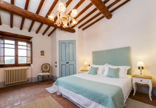 Villa Mille Desideri في أنغياري: غرفة نوم بها سرير كبير وثريا