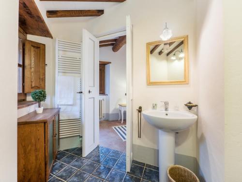 Villa Mille Desideri في أنغياري: حمام مزود بحوض ومِرآة