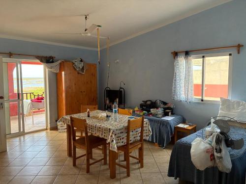 Una sala de estar con una mesa y una cama. en A casa do amor, en Vila do Maio