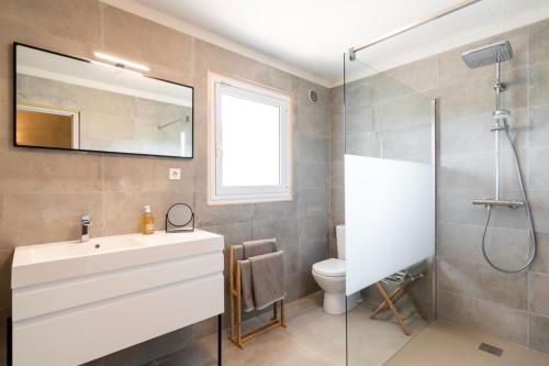 een badkamer met een wastafel en een douche bij Villa Baccarat in Porto-Vecchio