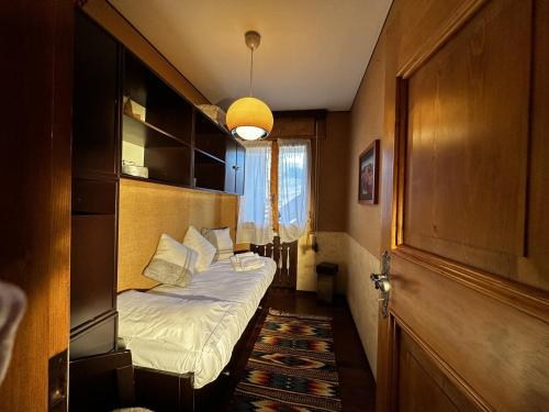 een kleine slaapkamer met een bed in een kamer bij Cortina Chalet Skyview in Zuel