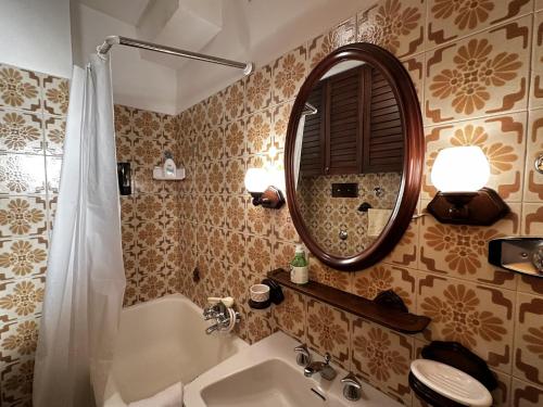 een badkamer met een wastafel en een spiegel bij Cortina Chalet Skyview in Zuel