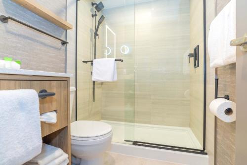 Ванная комната в Sandman Suites Surrey - Guildford