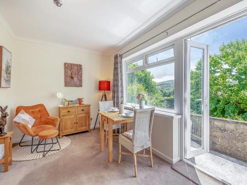 una oficina con un escritorio, sillas y una ventana en Black Hill View, en Manaton