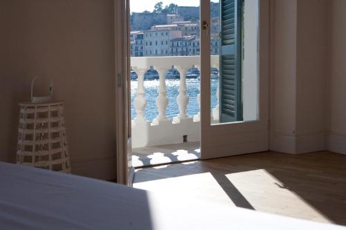 Ένα ή περισσότερα κρεβάτια σε δωμάτιο στο Porto Sole Rooms