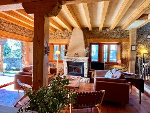 un soggiorno con divano e camino di Saltus Abus, espectacular conjunto rural en Sotosalbos, 10min de Segovia a Sotosalbos