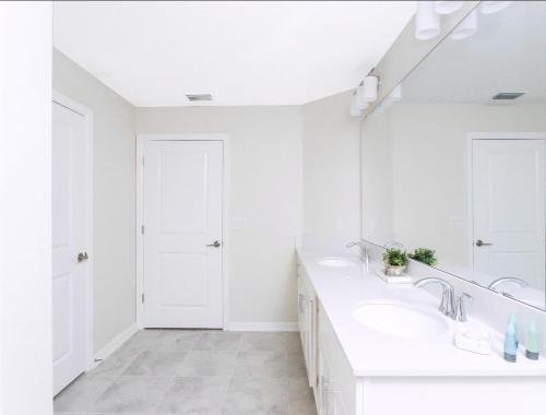 Koupelna v ubytování Amazing Townhome With Lake View At Storey Lake Resort