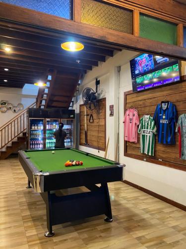 een biljartkamer met een pooltafel en een tv bij Uncle Matts Cafe and Chill in Ban Yang Pa Kha