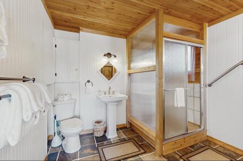 Ένα μπάνιο στο Apartment - Hawk 1-A Mountain Vista Retreat