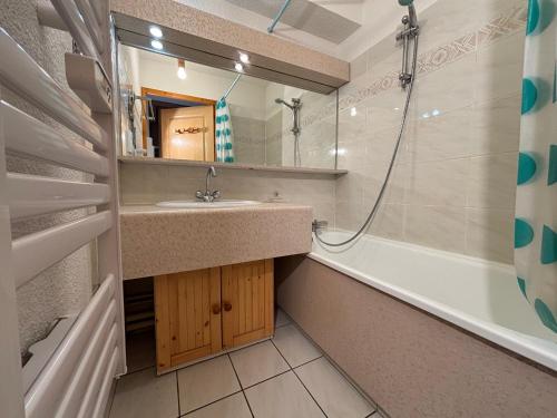 une salle de bains avec lavabo et baignoire dans l'établissement Résidence Atrey 103 Clés Blanches Courchevel, à Courchevel