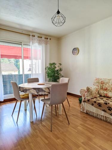 Appartement 2 Chambres avec Balcon, Garage et Parking - Proche des Thermes