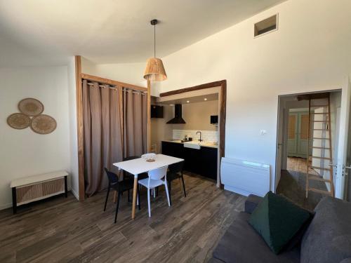 Η κουζίνα ή μικρή κουζίνα στο Les Iris - Maison Chaleureuse