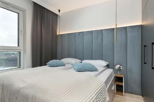 Postel nebo postele na pokoji v ubytování Elegant Apartment with Balcony and Underground Parking by Noclegi Renters