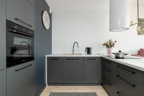 Kuchyň nebo kuchyňský kout v ubytování Elegant Apartment with Balcony and Underground Parking by Noclegi Renters