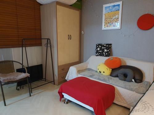 Postel nebo postele na pokoji v ubytování Quiet Accommodation Next to Geumho River